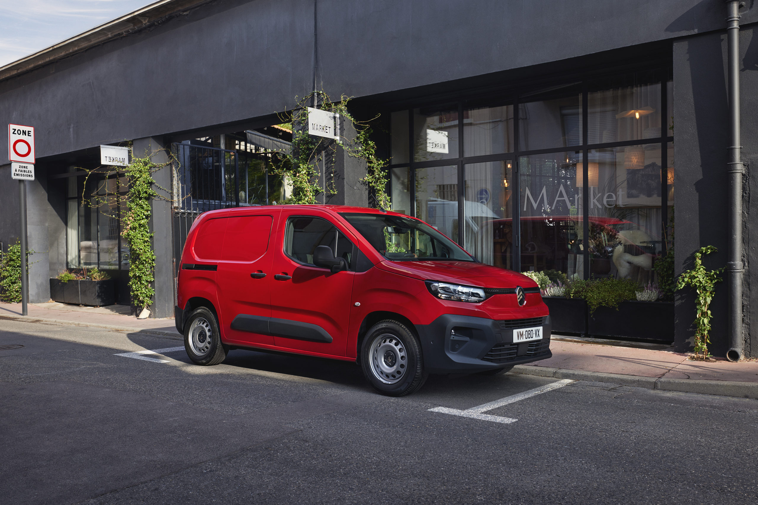 gta-Amobilite-drome-ardeche-vaucluse-voitures-electriques-hybrides-location-courte-duree-vehicules-neufs-doccasion-voiture-premium-suv-compact-ardeche-Drome-UTILITAIRE-PROFESSIONNELS.