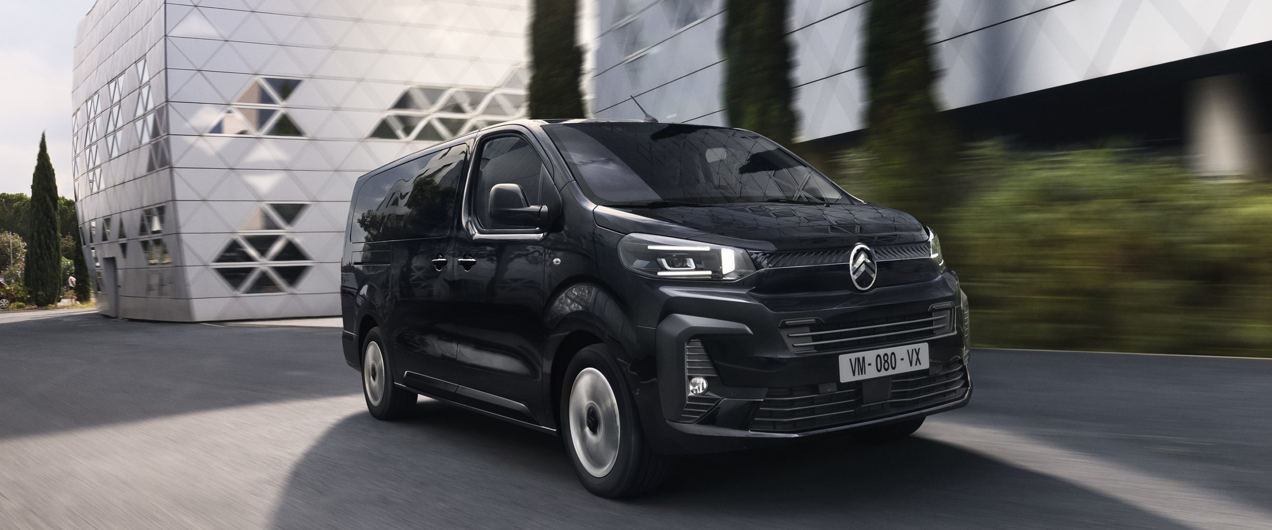 gta-mobilite-drome-ardeche-vaucluse-voitures-electriques-hybrides-location-courte-duree-vehicules-neufs-doccasionDS3-crossback-voiture-premium-suv-compact-ardeche6